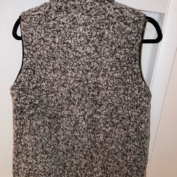 Reversible Vest (Black & Fluffy Gray) - Picture 5 of 6